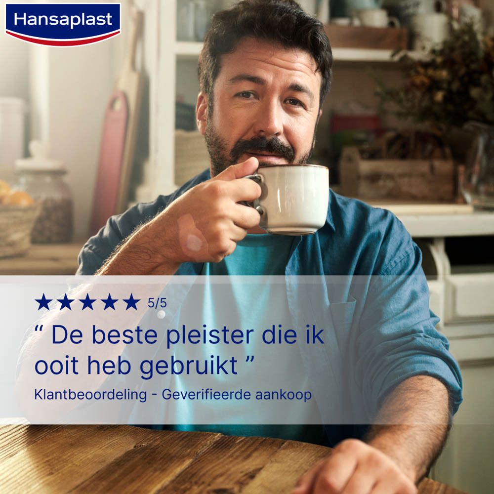 Man drinkt koffie. Tekst: De beste pleister die ik ooit heb gebruikt. 5/5 sterren.