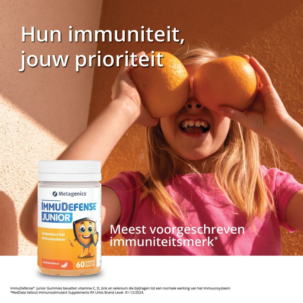 Reclame voor ImmuDefense Junior. Kind met sinaasappels voor de ogen. Fles ImmuDefense Junior.