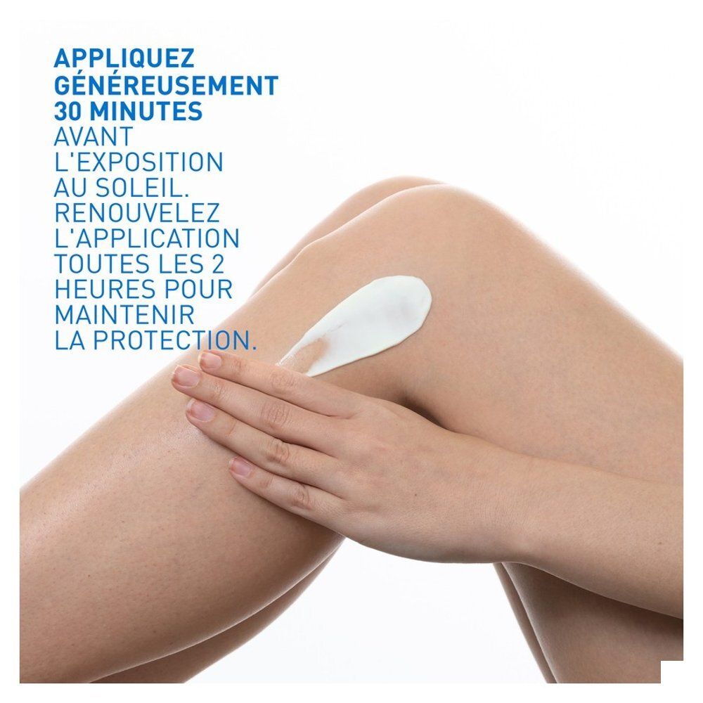 Jambe avec crème. Texte: Appliquer 30 minutes avant l'exposition au soleil. Renouveler toutes les 2 heures.