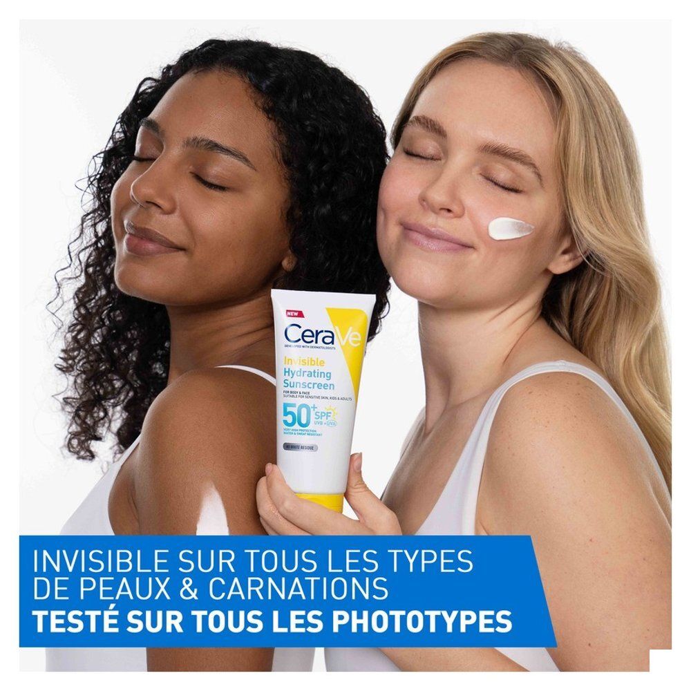 Twee vrouwen houden CeraVe Invisible Hydrating Sunscreen vast. Tekst: Getest op alle huidtypes.