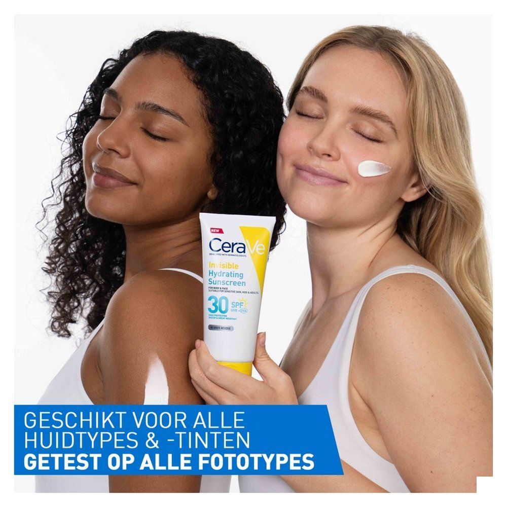 Twee vrouwen houden een tube CeraVe Invisible Hydrating Sunscreen SPF 30 vast. Tekst: Geschikt voor alle huidtypes & -tinten.
