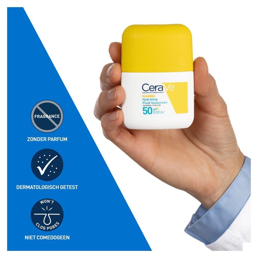 Hand houdt CeraVe Invisible Hydrating Fluid Sunscreen vast. Geel en wit. Tekst en symbolen.