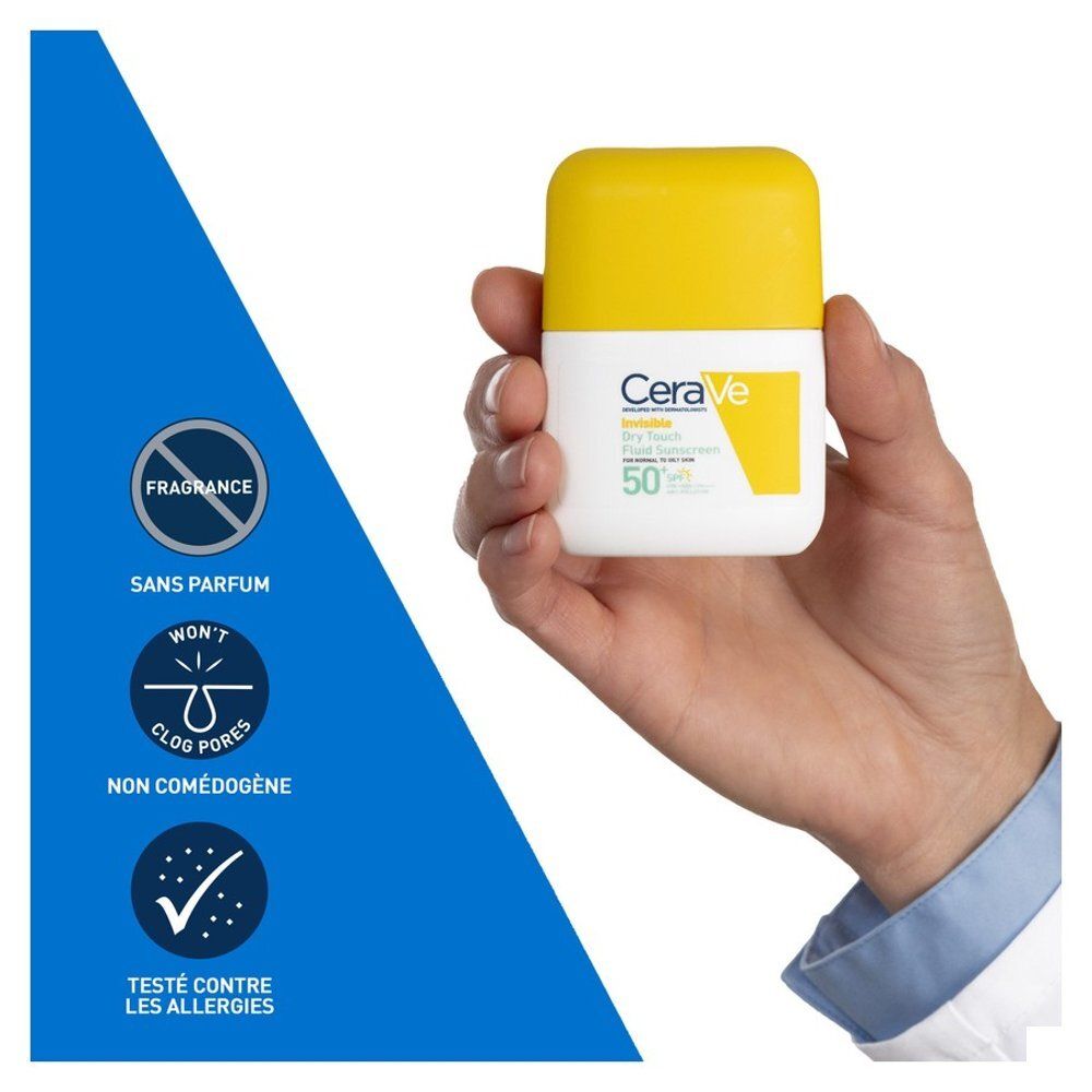 Persoon houdt CeraVe zonnebrand vast. Witte fles, tekst, logo's.