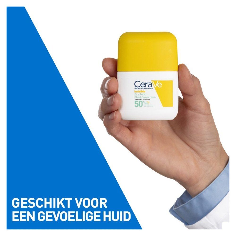 Persoon houdt CeraVe zonnebrand vast. Witte fles, tekst, logo's.