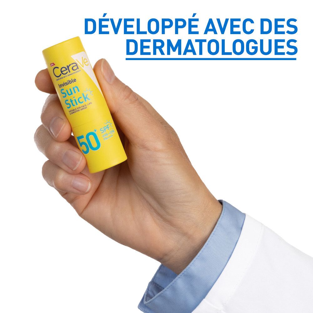 Main tenant un stick solaire jaune. Texte: CeraVe, Invisible Sun Stick SPF50+. Développé avec des dermatologues.