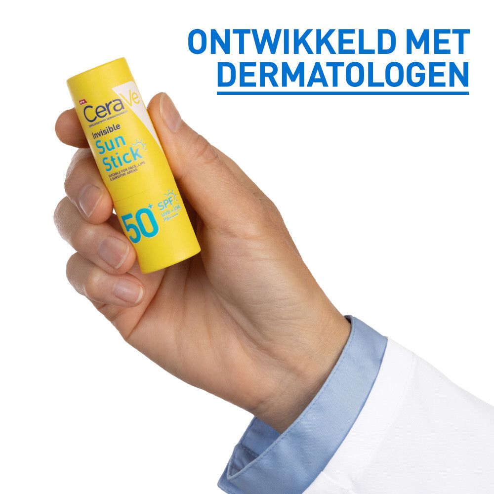 Hand houdt gele zonnebrandstick vast. Tekst: CeraVe, Invisible Sun Stick SPF50+. Ontwikkeld met dermatologen.