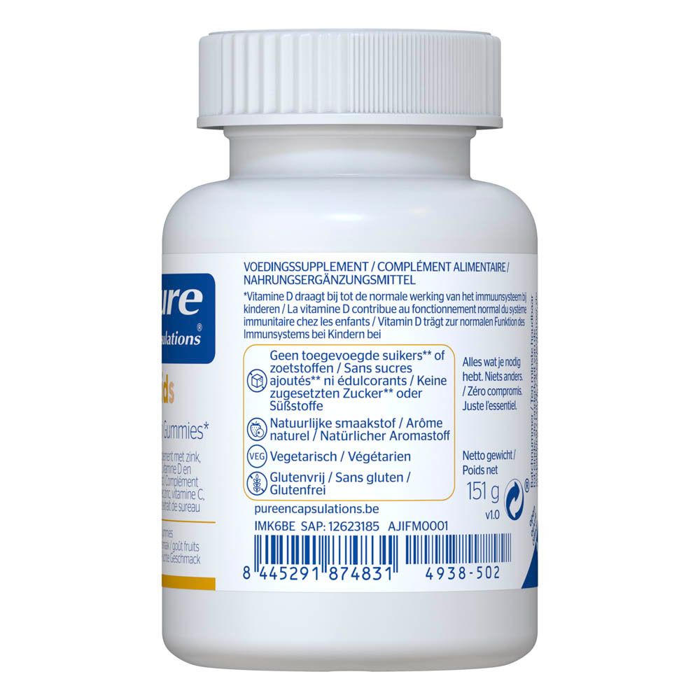 Achterkant van de fles. Voedingswaarde en ingrediënten. Zwarte bessen illustratie.