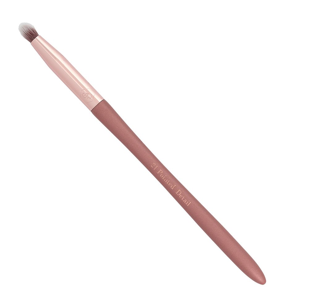 Pinceau de maquillage avec poils pointus. Manche rose, tête claire. "21 Pointed Detail" est inscrit sur le manche.
