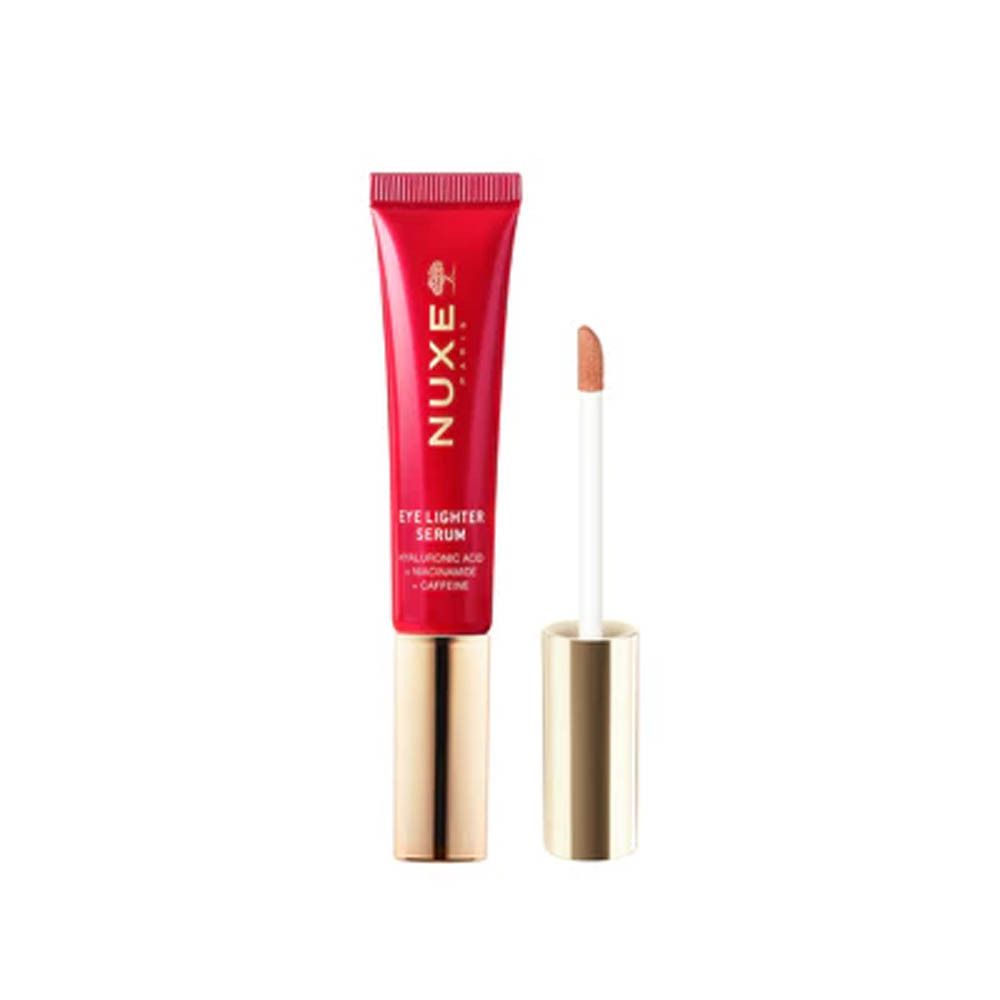 Rode tube met gouden dop en applicator. Opschrift: Nuxe Paris, Eye Lighter Serum. Bevat hyaluronzuur, niacinamide en cafeïne.