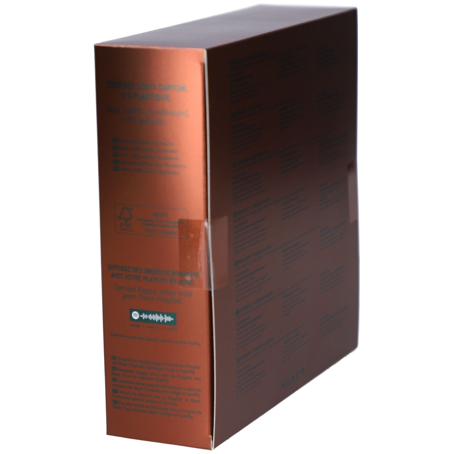 Zijkant van de geschenkverpakking. Bruin oppervlak met tekst. FSC-logo en QR-code. Nuxe logo.