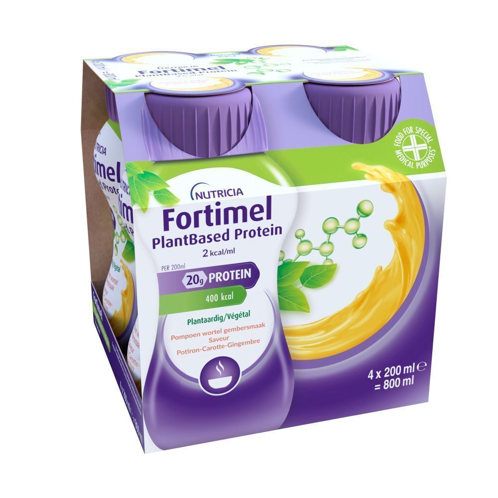 Verpakking van vier flessen. Opschrift: Nutricia Fortimel PlantBased Protein. Smaak: Pompoen-wortel-gember.