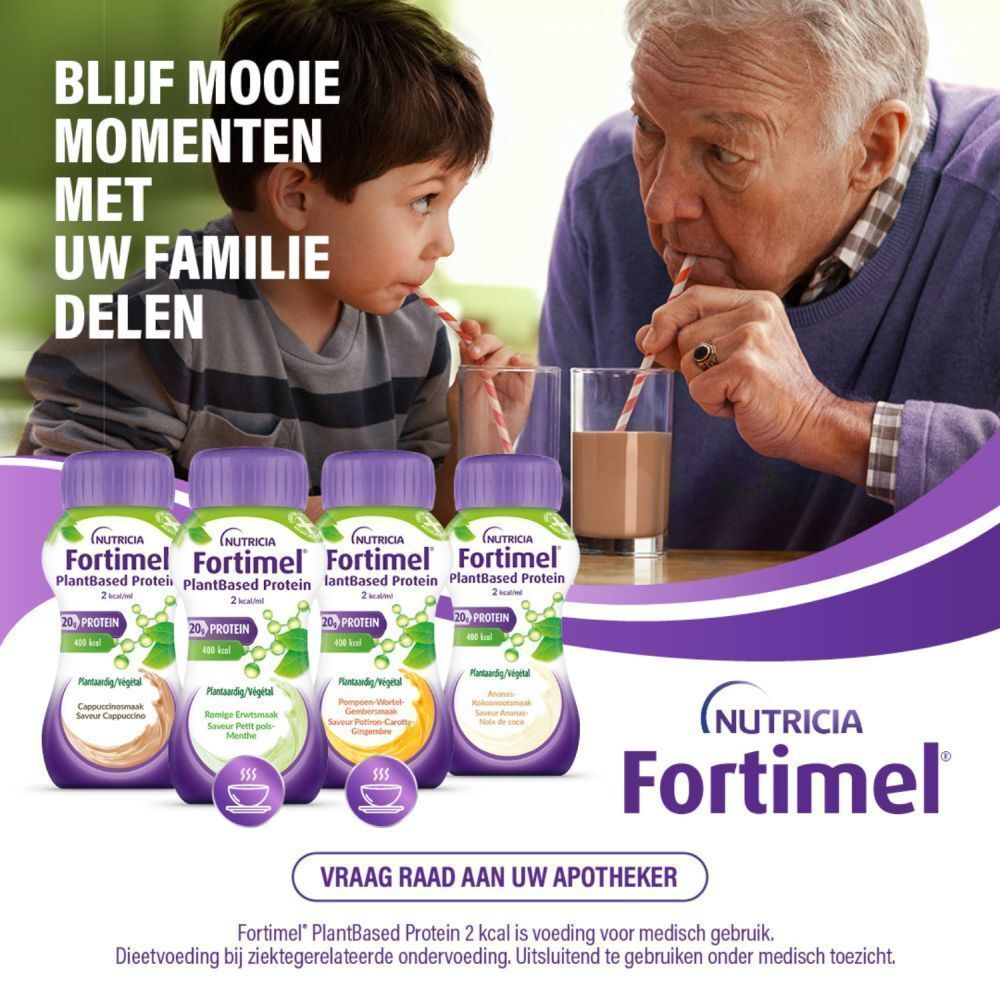 Familie drinkt Fortimel. Flessen met opschrift: Nutricia Fortimel. Verschillende smaken.