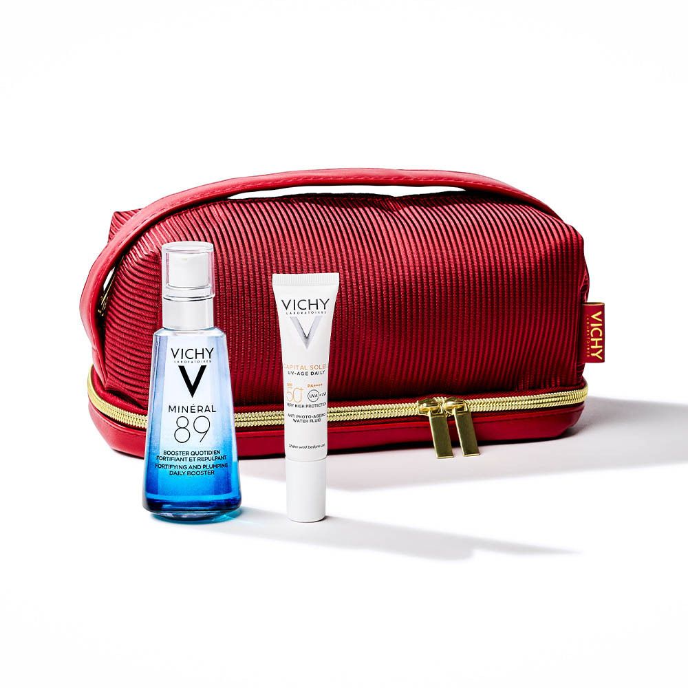 Rode toilettas met twee producten. Een serum en een zonnecrème. Vichy-logo zichtbaar.