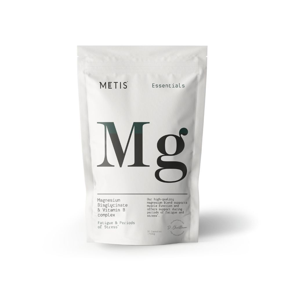 Witte zak met "METIS Essentials" en grote "Mg". Tekst: Magnesium Bisglycinaat & Vitamine B complex. Fatigue & Periods of Stress.