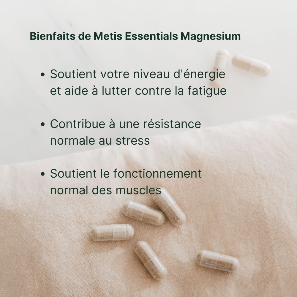 Capsules sur tissu. Texte: Bienfaits de Metis Essentials Magnesium. Soutient énergie, résistance au stress et fonction musculaire.