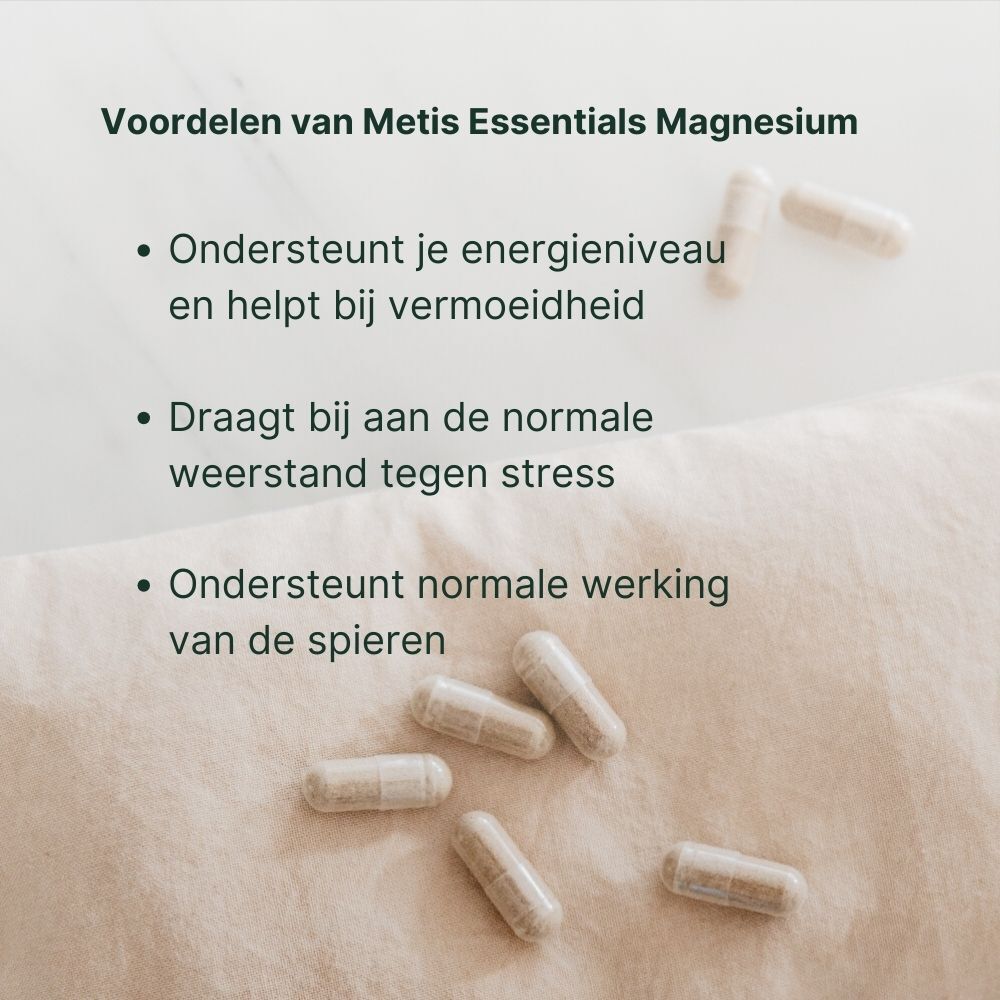 Capsules op stof. Tekst: Voordelen van Metis Essentials Magnesium. Ondersteunt energie, stressbestendigheid en spierfunctie.