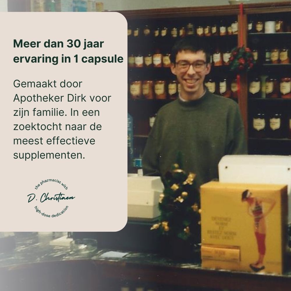 Foto van een man in een winkel. Tekst: Meer dan 30 jaar ervaring in 1 capsule. Gemaakt door apotheker Dirk.