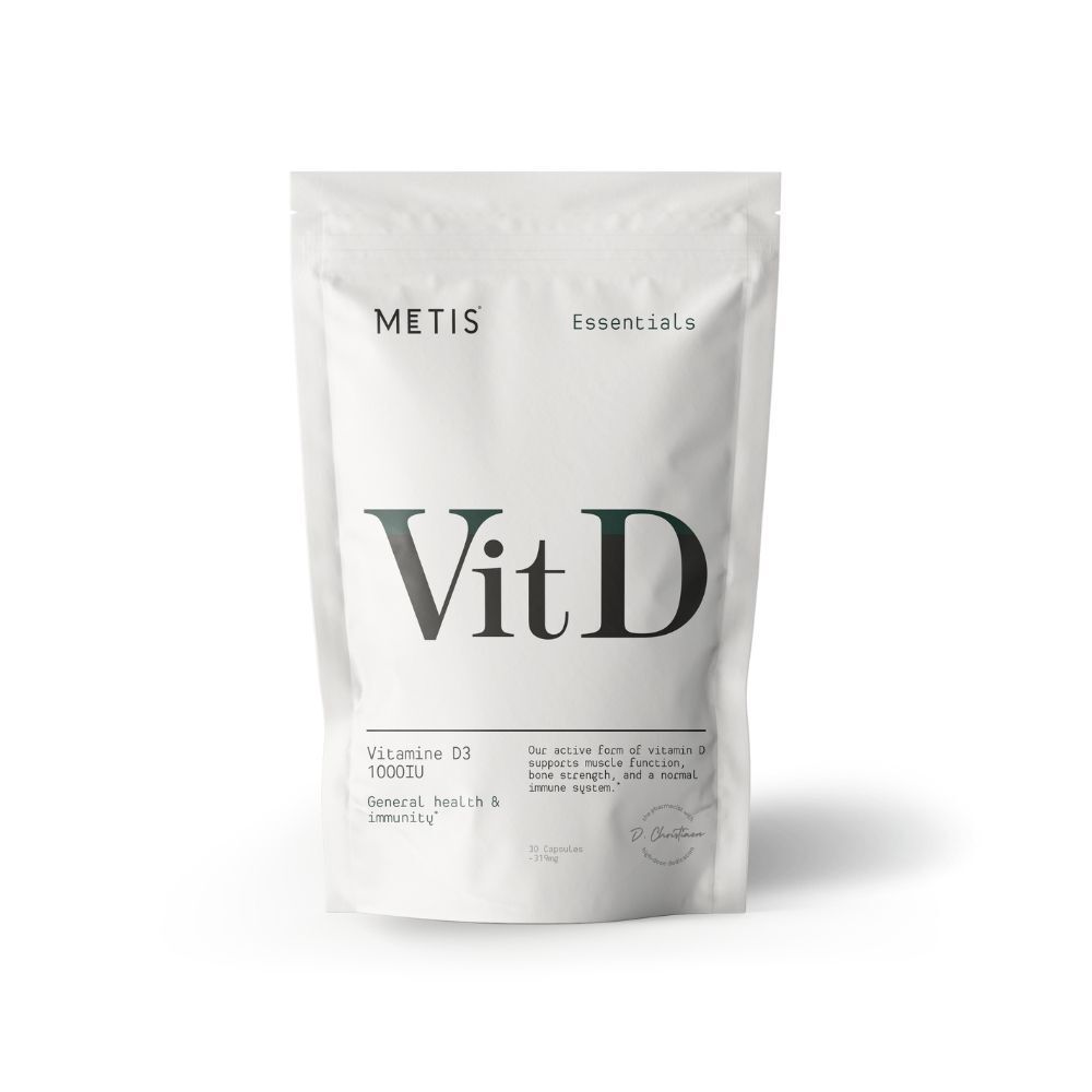 Witte verpakking met METIS Essentials Vit D. Bevat vitamine D3 1000IE. Tekst: General health & immunity.