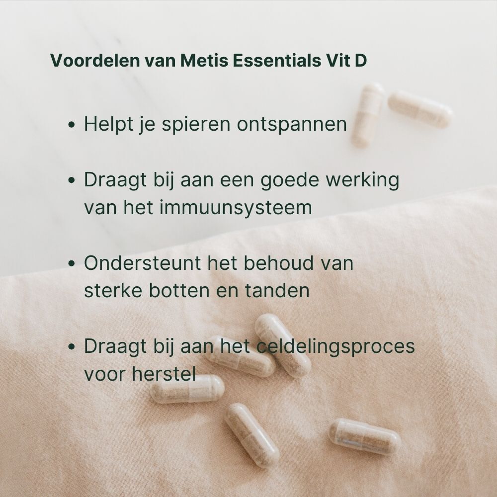 Voordelen van Metis Essentials Vit D. Lijst met voordelen in het Nederlands. Capsules ernaast.