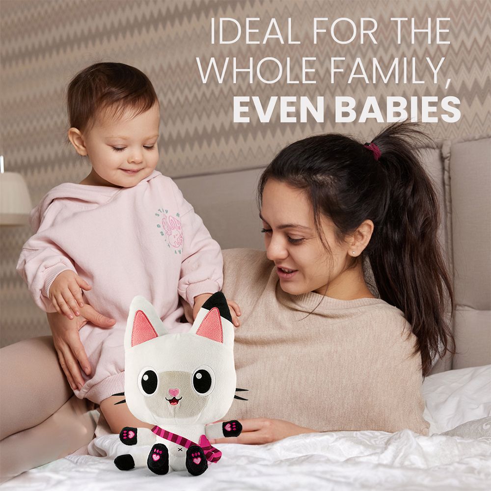 Vrouw met baby houdt een pluche kat vast op een bed. Tekst: Ideaal voor het hele gezin, ook voor baby's.
