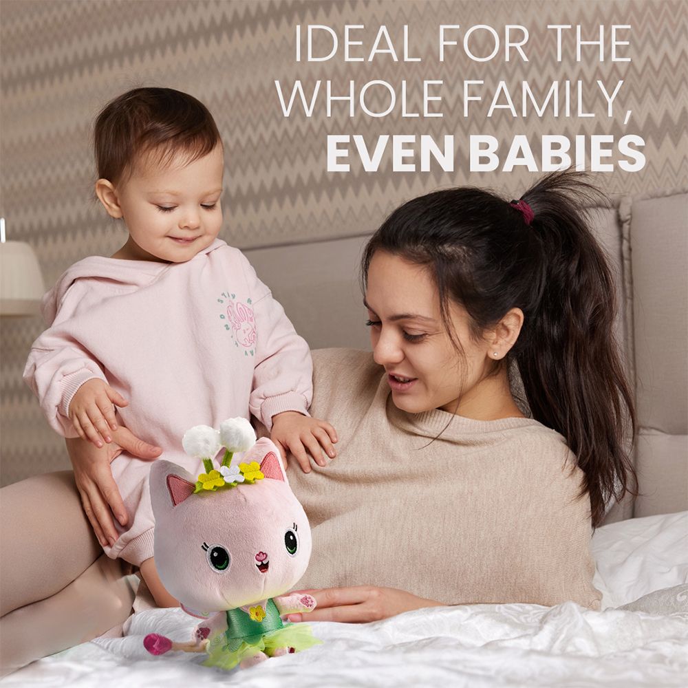 Femme tenant un bébé dans ses bras, tenant une peluche chat. Texte : Idéal pour toute la famille, même les bébés.