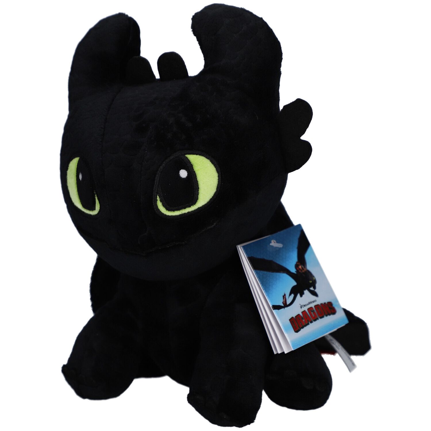 Zwarte pluche draak met gele ogen en een label. Op het label staat een logo.
