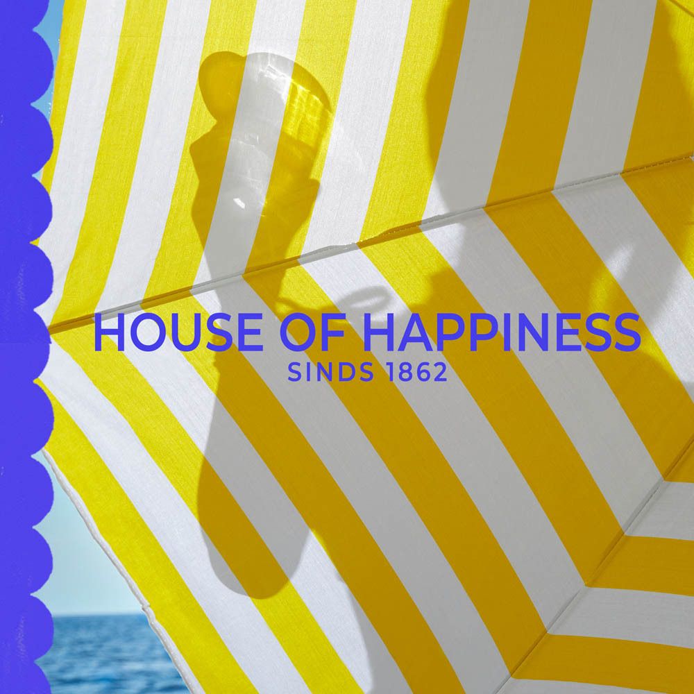 Gele parasol met gele en witte strepen. Tekst: House of Happiness, Sinds 1862.