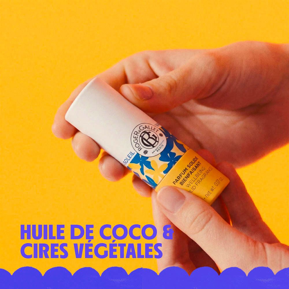 Mains tenant le produit. Inscription: Huile de coco & cires végétales, Parfum Solide Bienfaisant, 5g.