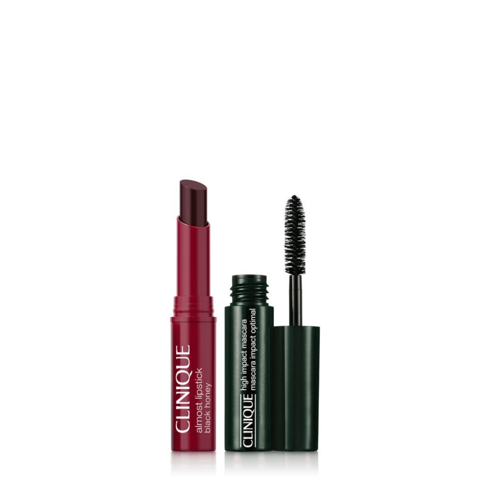Lipstick en mascara. Rode lipstick, donkergroene mascara. Tekst: Clinique, almost lipstick, high impact mascara.