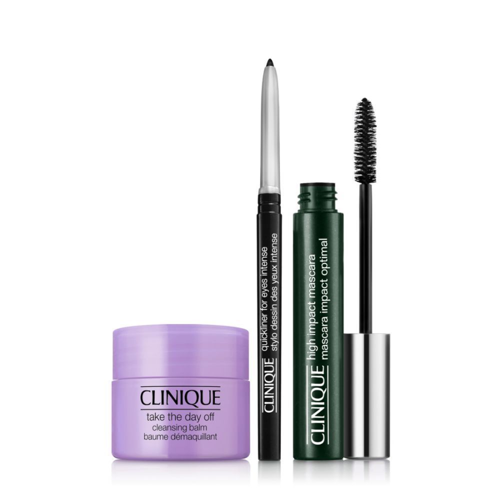 Coffret Clinique Eye Essentials. Mascara, eyeliner et démaquillant. Produits sur socle argenté.