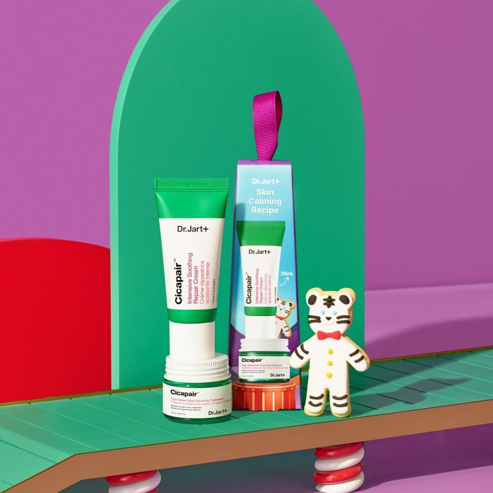 Cadeauset met groene tubes en potjes. Paarse verpakking met opdruk. Opschrift: Dr. Jart+ Skin Calming Recipe.