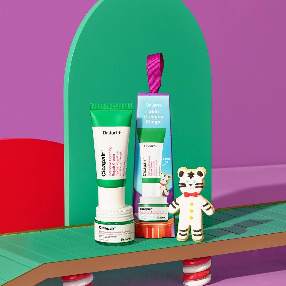 Cadeauset met groene tubes en potjes. Paarse verpakking met opdruk. Opschrift: Dr. Jart+ Skin Calming Recipe.