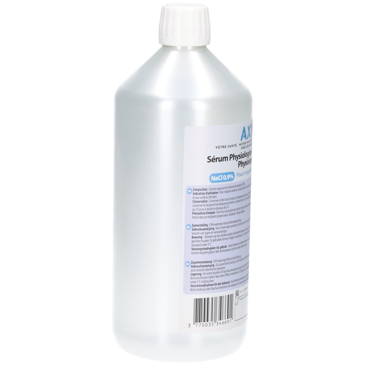 Fles met fysiologische zoutoplossing 0,9%. Witte schroefdop. Etiket met productinformatie en barcode.