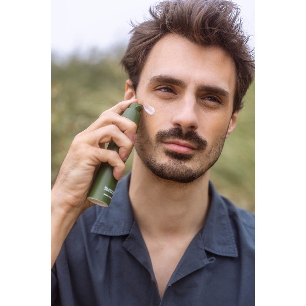 Vrouw houdt groene fles vast. Tekst: CÎME, Lynn. Dag- en nachtcrème. Normale tot droge huid.