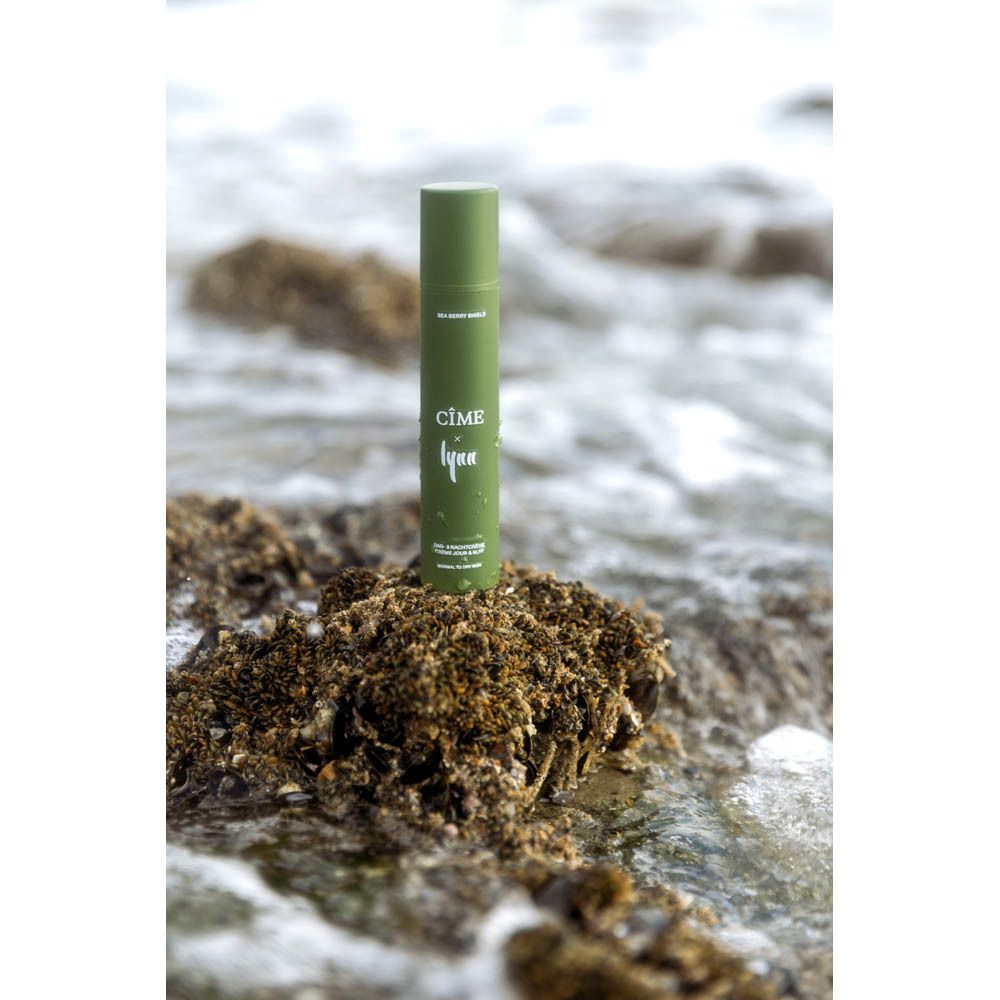 Twee mensen omarmen elkaar. Geen producten zichtbaar.