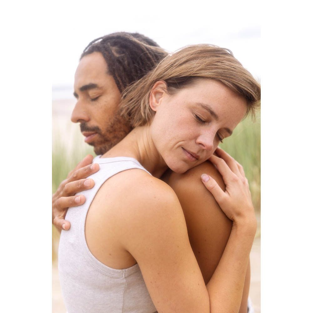 Man brengt crème aan. Geen producten zichtbaar.