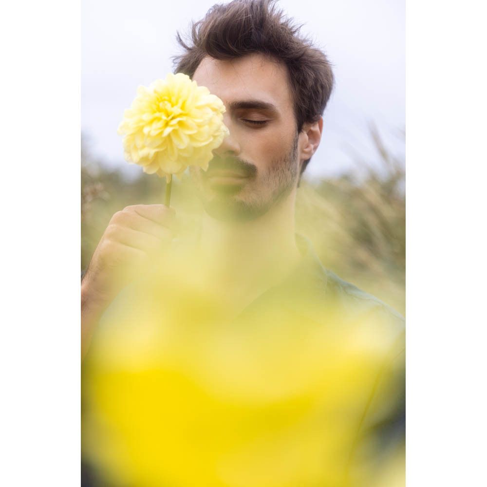 Man brengt crème aan. Geen producten zichtbaar.