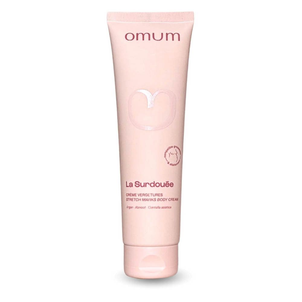 Roze tube met witte opdruk. Bovenin staat "omum". Daaronder "La Surdouée Crème Vergetures".