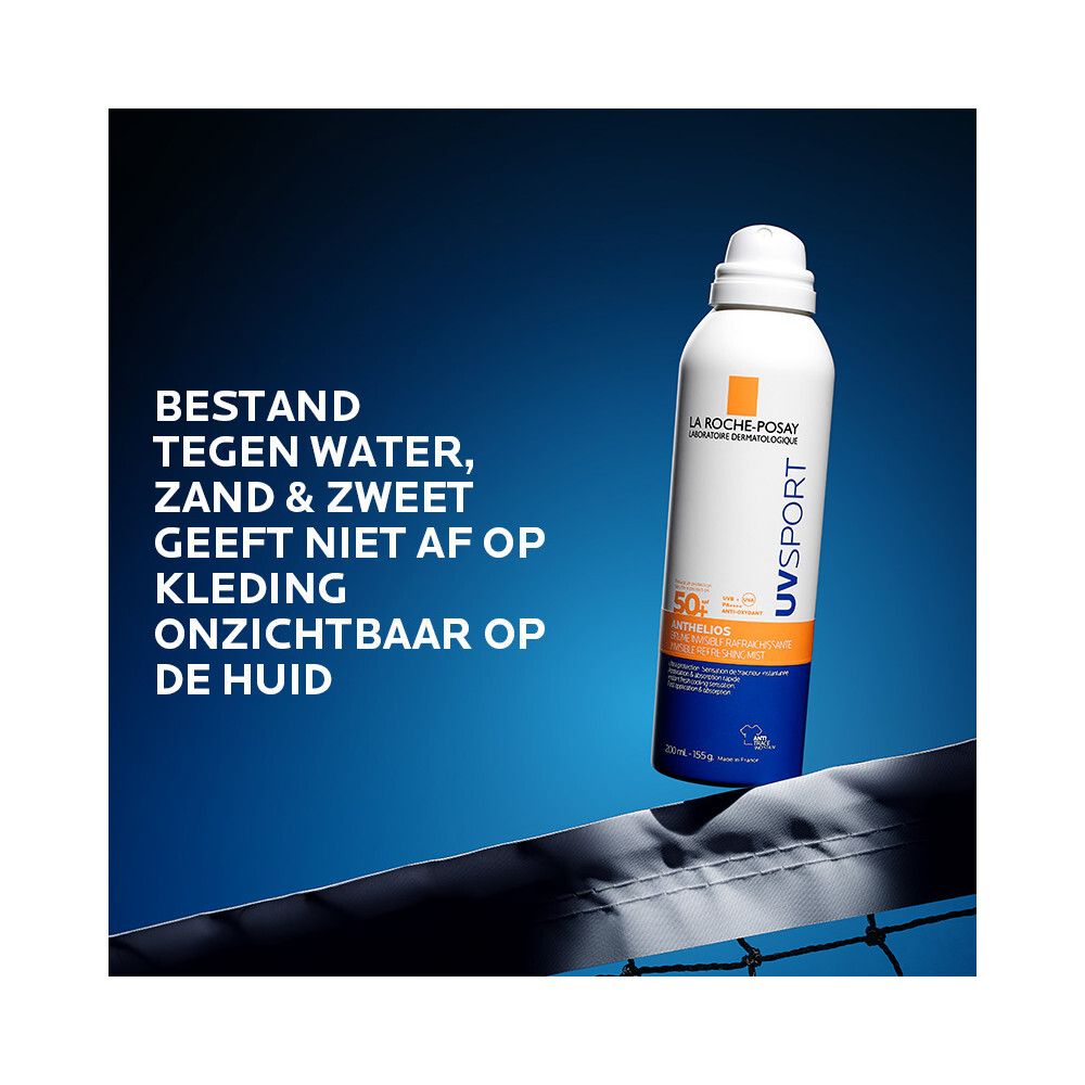 La Roche-Posay Anthelios UV Sport Brume SPF50+. Sprayfles tegen blauwe achtergrond. Tekst over waterbestendigheid.