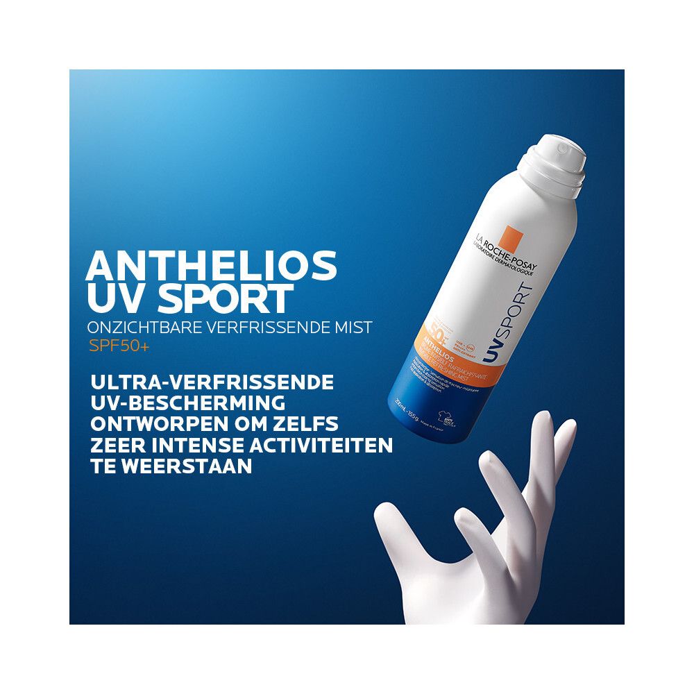 La Roche-Posay Anthelios UV Sport Brume SPF50+. Sprayfles en hand tegen blauwe achtergrond. Tekst zichtbaar.
