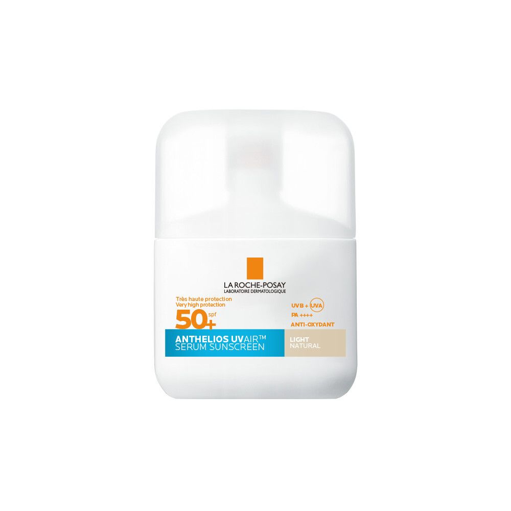Flacon blanc Anthelios UVAIR SPF50+ Light. Contient SPF50+ et Light Natural.