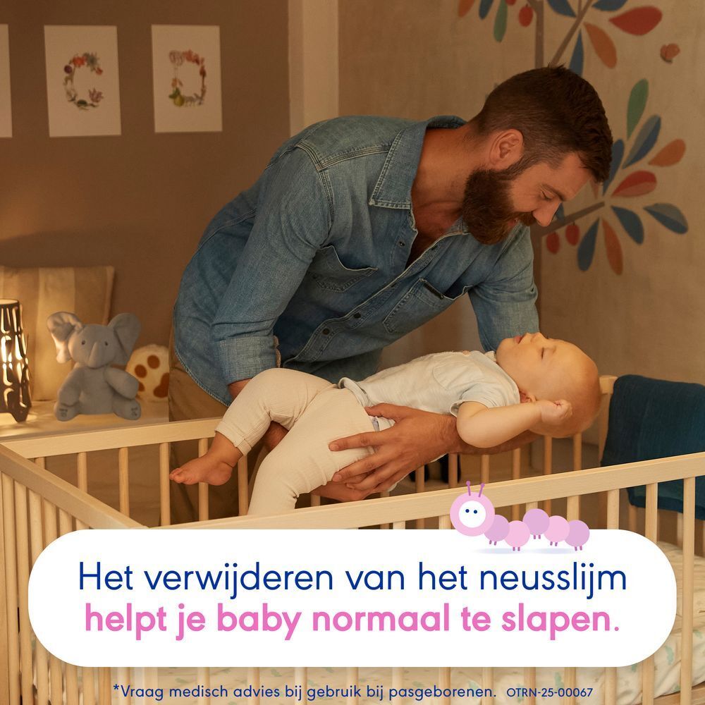 Close-up van een baby waarbij een neusstuk wordt ingebracht. Tekst: Ontwikkeld om zich aan te passen aan het neusje van de baby.