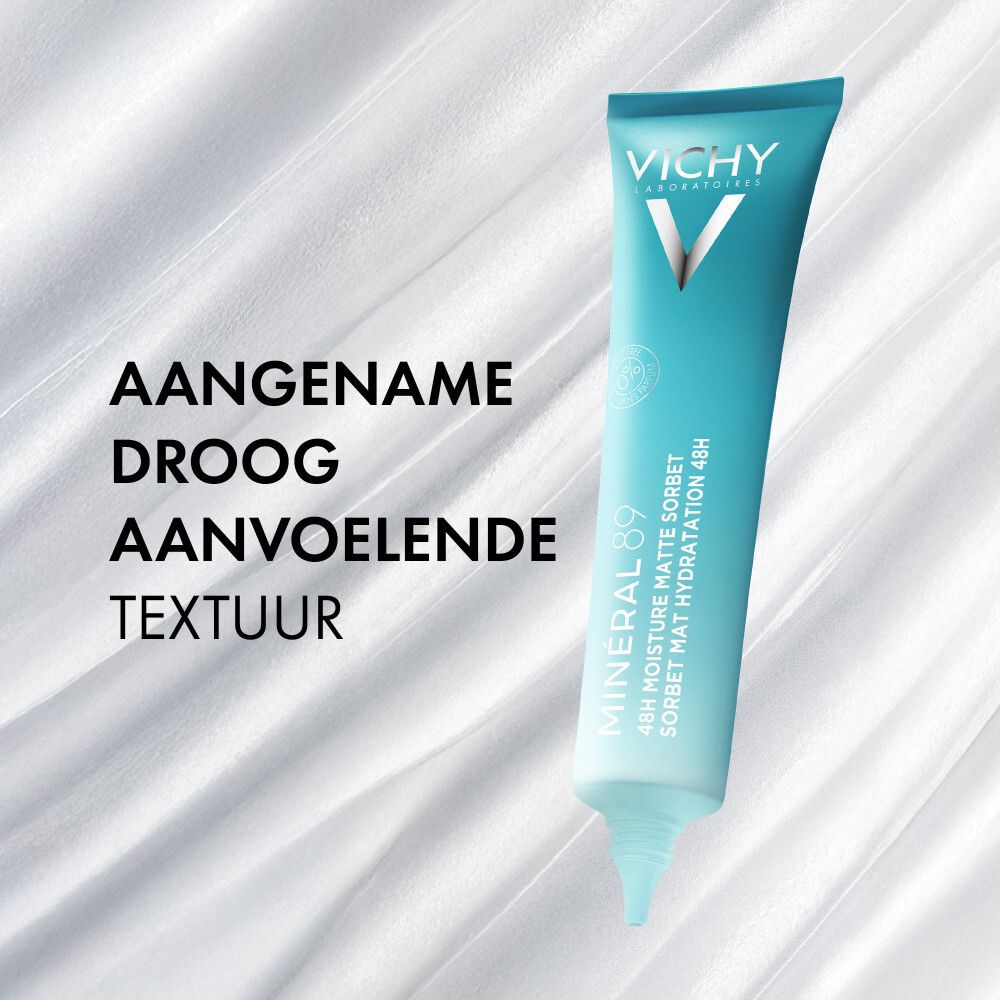 Tube op witte stof. Tekst: Aangename droog aanvoelende textuur.