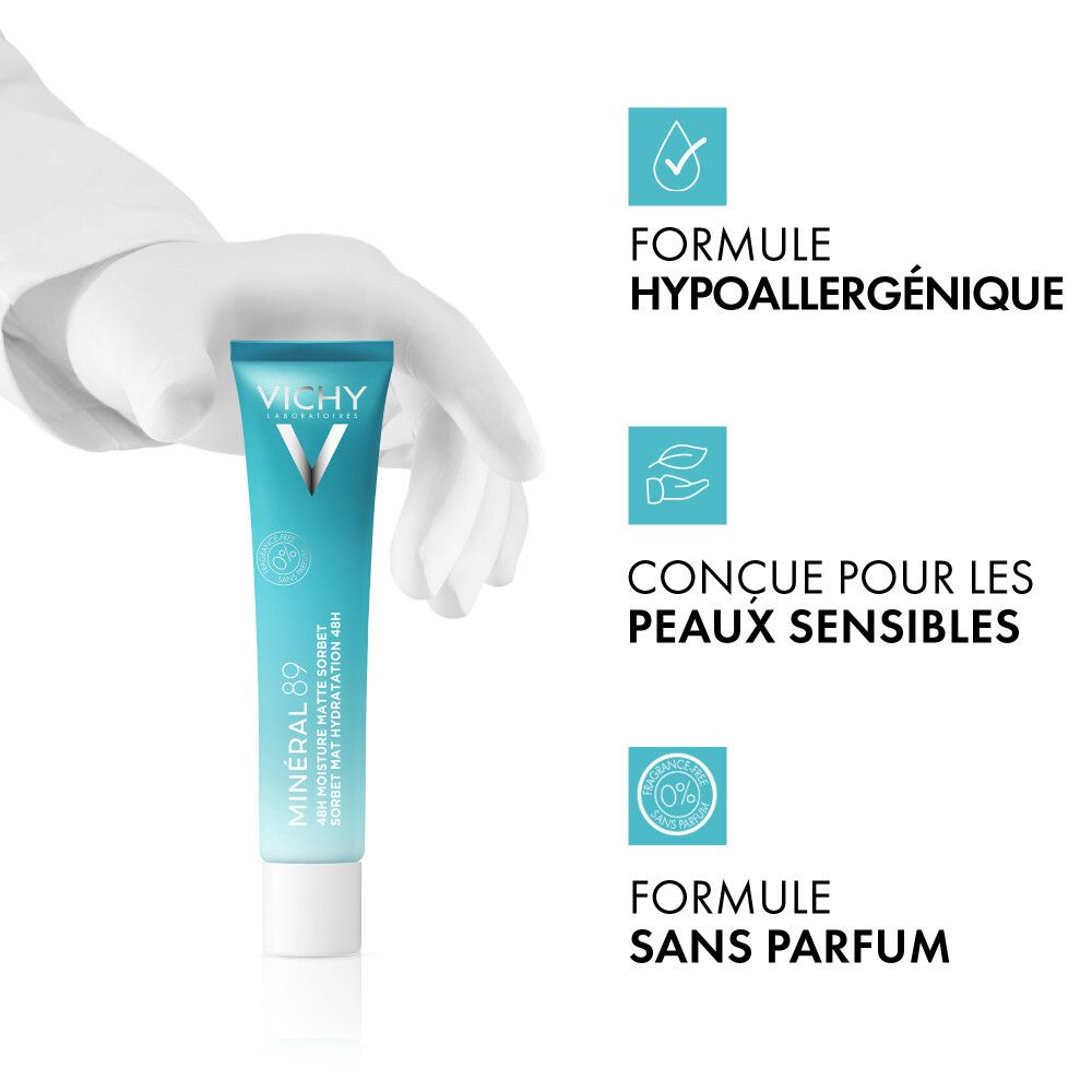 Main avec tube et icônes. Textes : Formule hypoallergénique, Conçue pour les peaux sensibles, Formule sans parfum.