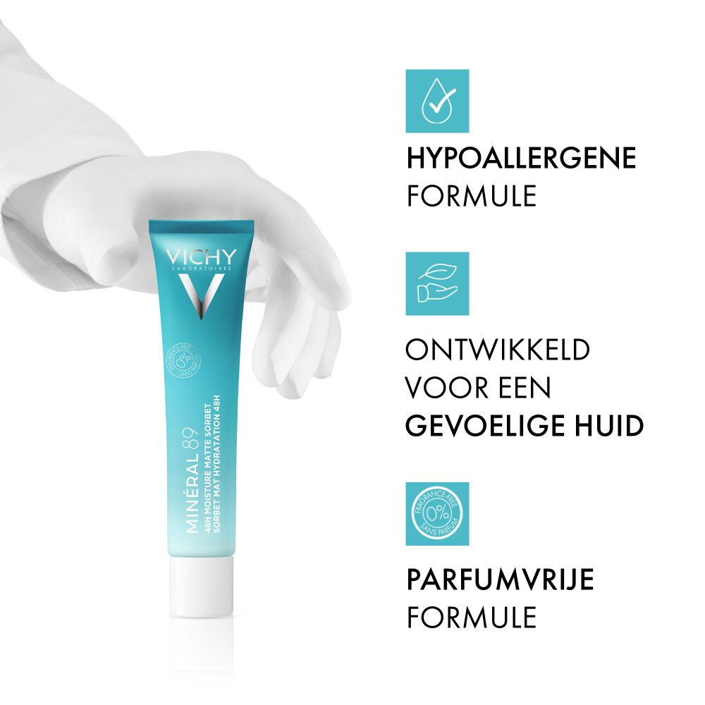 Hand met tube en iconen. Teksten: Hypoallergene formule, Ontwikkeld voor een gevoelige huid, Parfumvrije formule.