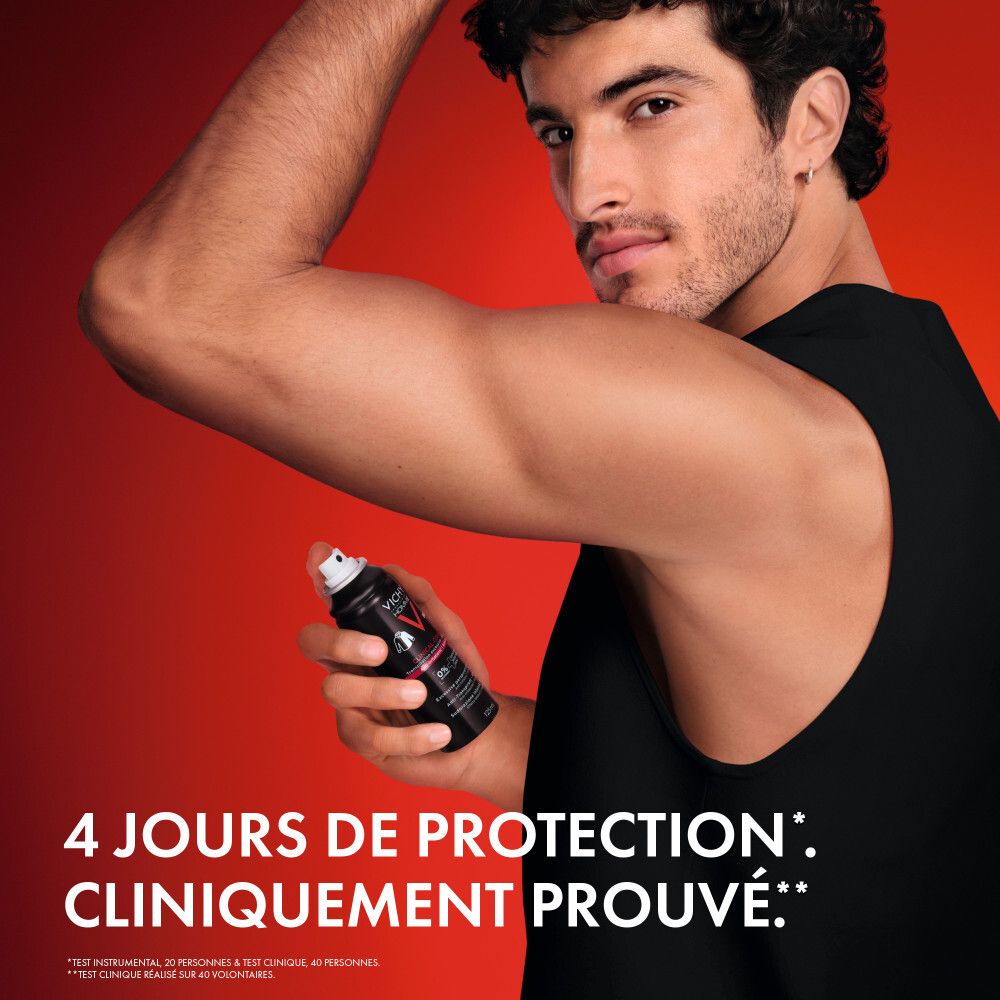Homme vaporisant sous l'aisselle. Texte : 4 jours de protection, cliniquement prouvé.