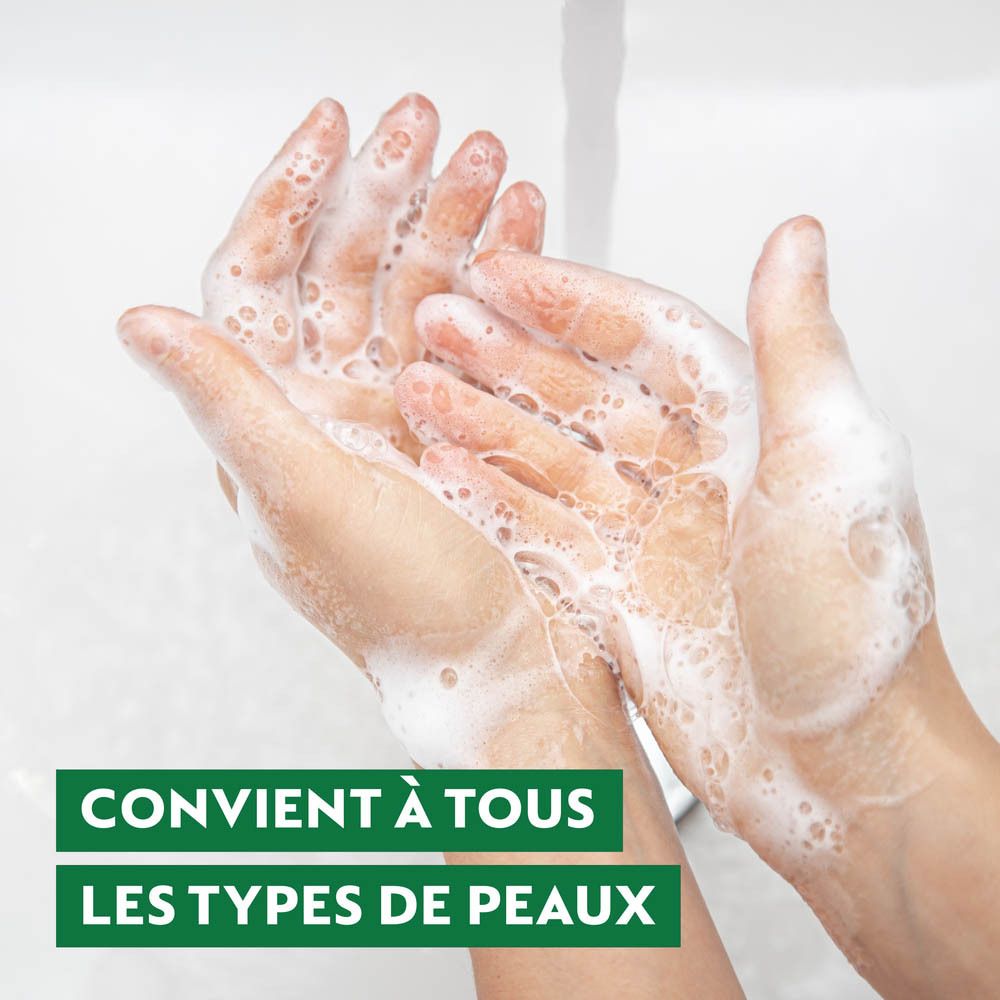 Mains savonneuses sous un jet d'eau, convient à tous types de peaux.