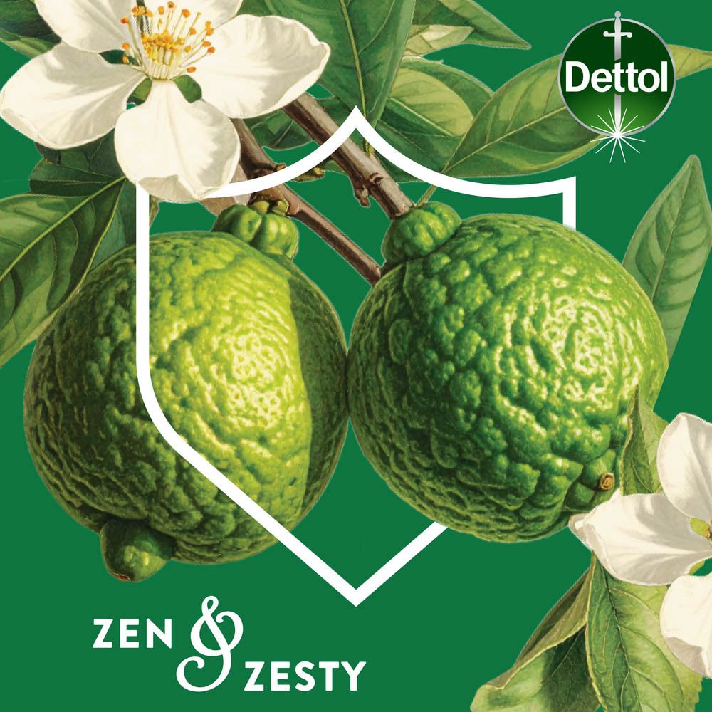 Twee groene kaffir limoenen en witte bloesems op groene achtergrond.