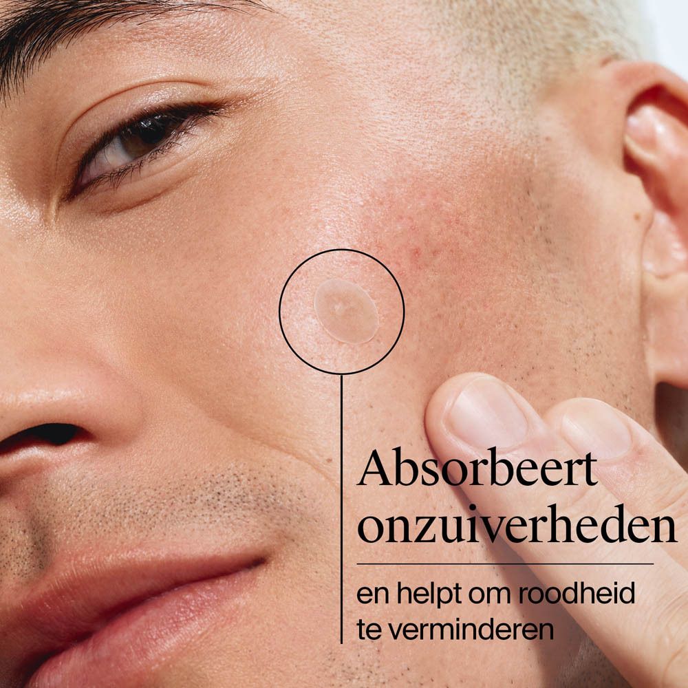 Gezicht van een man. Een patch op de huid. Tekst: Absorbeert onzuiverheden.