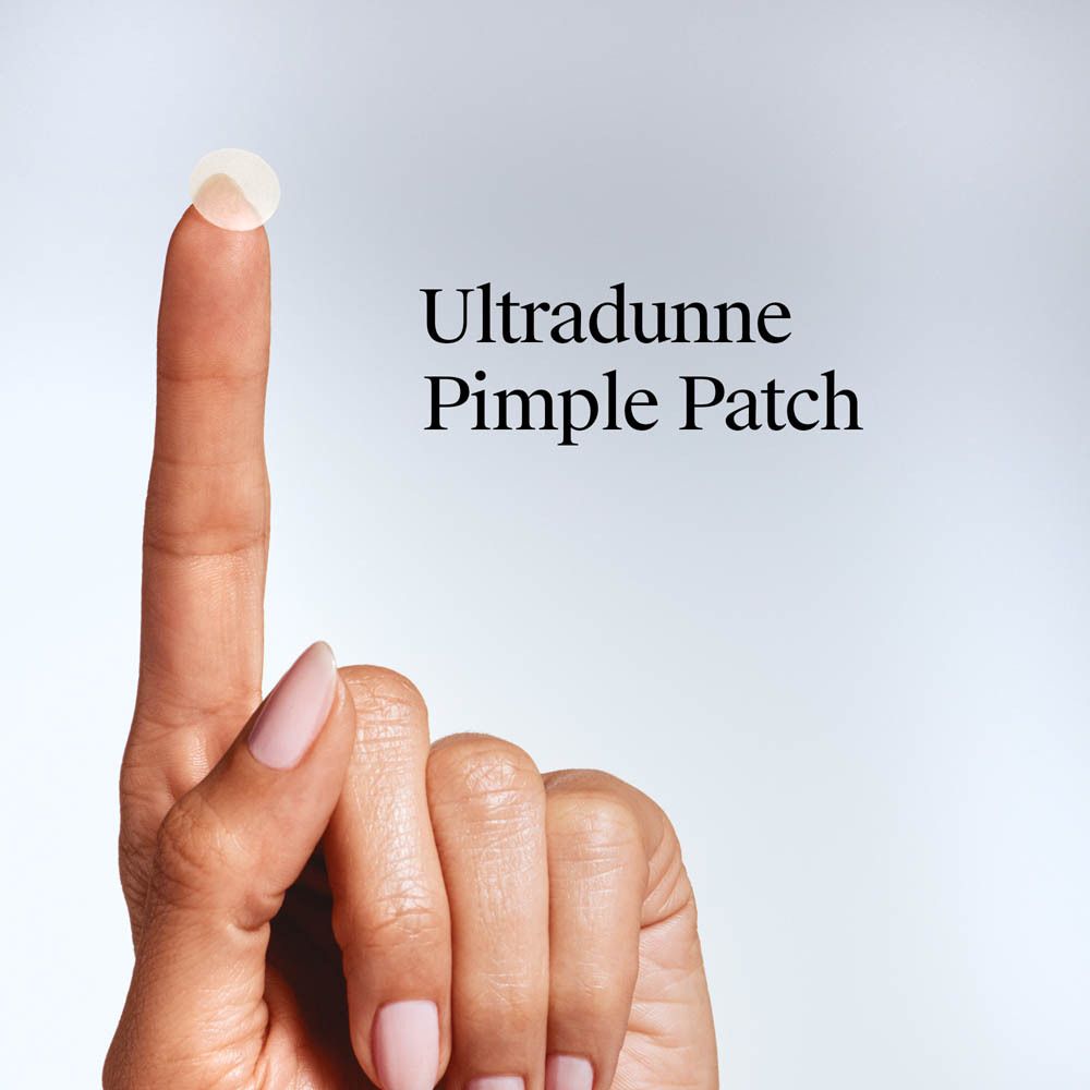 Een vinger met een patch. Tekst: Ultra Dunne Pimple Patch.